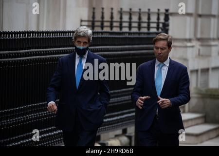 LONDRES, ROYAUME-UNI 8TH DÉCEMBRE 2021.John Kerry l'envoyé présidentiel spécial des États-Unis pour la visite climatique numéro 10 Downing Street crédit: Lucy North/Alay Live News Banque D'Images