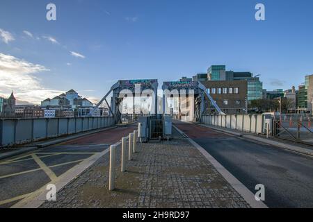 Sherzer Rolling Lift Bridges, Docklands, Custom House Quay, North Dock, Dublin à travers la lentille, Dublin, Irlande Banque D'Images