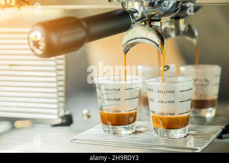Vue rapprochée de la préparation d'un café expresso dans la machine à café automatique du café Banque D'Images