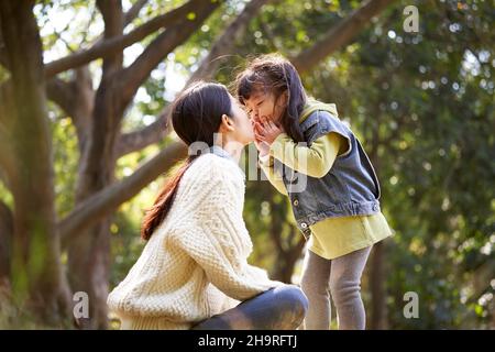 mère asiatique et fille ayant un bon moment à l'extérieur dans le parc de la ville Banque D'Images