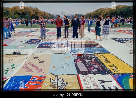 Washington, DC, Etats-Unis, foule, 1st AIDS March on Washington, démonstration, projet Names, AIDS Memorial Quilts display, 1980s, épidémie de SIDA aux Etats-Unis Banque D'Images
