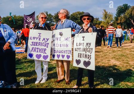 Washington, DC, Etats-Unis, foule, 1st AIDS March on Washington, démonstration, parents de Gays tenant des signes de protestation dans le soutien, gay Protest vintage 1987, 1980s Archives, gay Protest vintage Banque D'Images