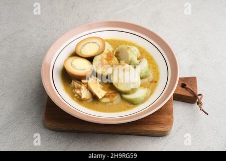 Lontong Opas, petit déjeuner traditionnel indonésien ou menu Eid.Opour fait de poulet cuit avec du lait de coco et des épices. Banque D'Images