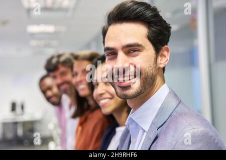 Groupe de gens d'affaires prospères en tant qu'équipe internationale de démarrage d'affaires Banque D'Images