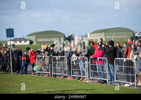 Les familles attendent l'arrivée du 820 escadron revenant à la station aérienne de RNAS Culdrose, Helston, à Cornwall, avec leurs sept hélicoptères Merlin Mk2, étaient environ 60 membres d'équipage et ingénieurs de l'escadron, tandis que les autres sont retournés séparément.Le Carrier Strike Group 2021 comprend neuf navires de divers pays alliés, un sous-marin, 32 avions et plus de 3 700 personnes.Le déploiement a été une étape importante dans l'établissement de la capacité mondiale du Royaume-Uni à exploiter F35 avions dans le cadre de la dissuasion conventionnelle du Royaume-Uni. Banque D'Images