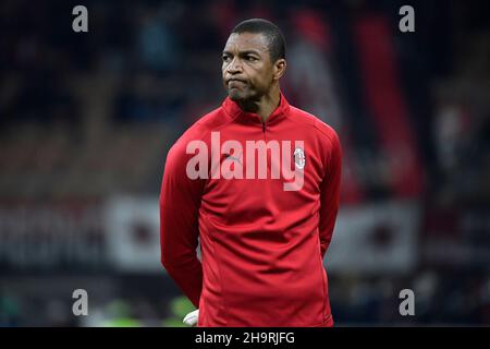 Milan, Italie.07th décembre 2021.Nelson Dida, ancien joueur de Milan et gardien de but, regarde pendant l'échauffement avant le match de football du groupe B de la Ligue des champions de l'UEFA entre l'AC Milan et Liverpool au stade San Siro de Milan (Italie), le 7th décembre 2021.Photo Andrea Staccioli/Insidefoto crédit: Insidefoto srl/Alamy Live News Banque D'Images