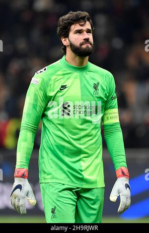 Milan, Italie.07th décembre 2021.Alisson Becker, de Liverpool, se penche sur le match de football du groupe B de la Ligue des champions de l'UEFA entre l'AC Milan et Liverpool au stade San Siro de Milan (Italie), le 7th décembre 2021.Photo Andrea Staccioli/Insidefoto crédit: Insidefoto srl/Alamy Live News Banque D'Images