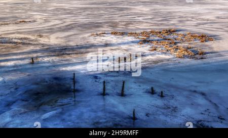 Structures de glace et ombres sur le lac dans le nord de la Suède. Banque D'Images