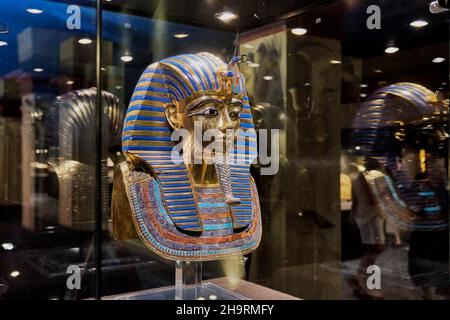 Copie du célèbre masque doré du jeune pharaon Toutankhamon dans le musée Toutankhamon. Banque D'Images