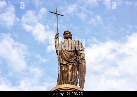 BREST, BÉLARUS - 19 OCTOBRE 2019 : la statue de l'ange gardien avec la croix contre le ciel bleu sur le Monument du Millénaire. Banque D'Images