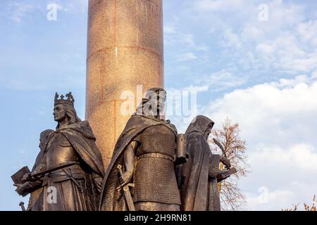 BREST, BÉLARUS - 19 OCTOBRE 2019 : les statues du prince Vladimir Vasilkovich avec la tour Kamenets et le prince Vytautas sur le monument du millénaire contre b Banque D'Images