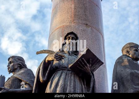 BREST, BÉLARUS - 19 OCTOBRE 2019 : la statue de Сhronicler sur le monument du millénaire contre le ciel bleu. Banque D'Images