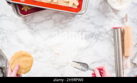 Pose plate. Étape par étape. Faire rouler la pâte à biscuits de sucre pour cuire des biscuits de Noël. Banque D'Images