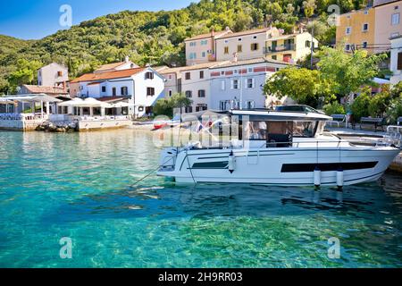 Village touristique de Valun sur l'île de Cres vue sur le front de mer, archipel Adriatique de Croatie Banque D'Images