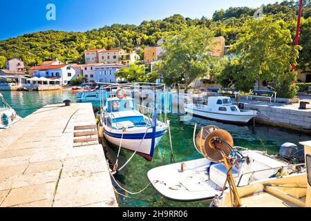 Village touristique de Valun sur l'île de Cres vue sur le front de mer, archipel Adriatique de Croatie Banque D'Images