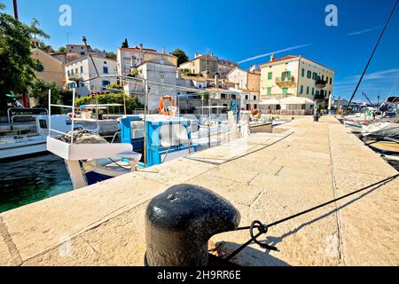 Village touristique de Valun sur l'île de Cres vue sur le front de mer, archipel Adriatique de Croatie Banque D'Images