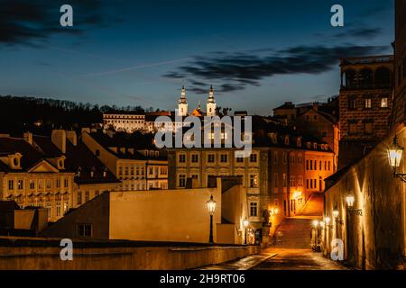 Vue sur le monastère de Strahov avec église de l'Assomption de la Sainte Vierge Marie après le coucher du soleil, panorama de la soirée de Prague, République tchèque. Calme romantique Banque D'Images