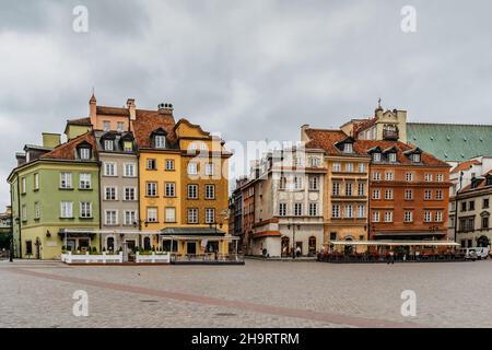 Vide place du château à Varsovie, capitale de la Pologne.Centre historique avec des maisons colorées de marchands de la Renaissance et de Baroque.Panorama de la ville le jour nuageux.T Banque D'Images