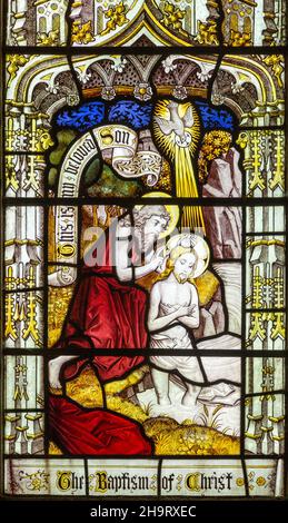 Détail de vitraux représentant le baptême du Christ, église Edwardstone, Suffolk, Angleterre, Royaume-Uni c 1877 par Burlison & Grylls Banque D'Images