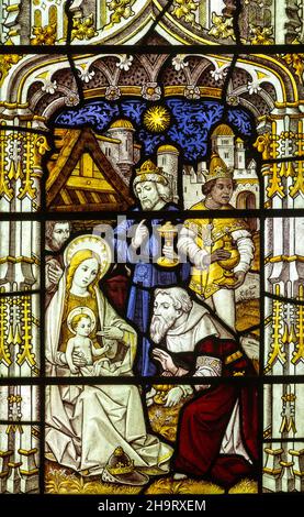 Détail de vitraux représentant l'adoration de Magi, église Edwardstone, Suffolk, Angleterre, Royaume-Uni c 1877 par Burlison & Grylls Banque D'Images