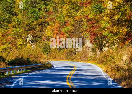 La couleur d'automne dans les arbres le long de la Blue Ridge Parkway en Caroline du Nord, États-Unis Banque D'Images