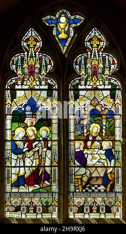 Vitraux c 1935 représentant la route vers Emmaüs et le souper, église Barsham, Suffolk, Angleterre, Royaume-Uni Banque D'Images