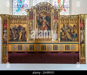 Nativité autel reredos Bienheureuse Vierge Marie, Joseph, bébé Jésus-Christ, adoration des bergers et des Mages, église St George de Bradfield, Suffolk, Angleterre, Banque D'Images