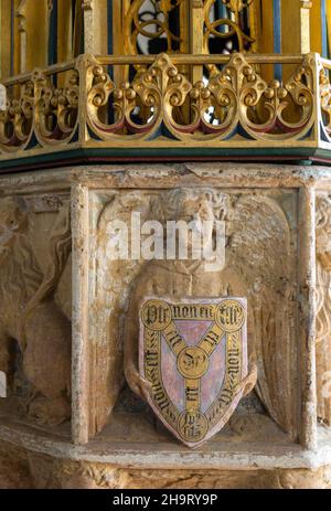 Eglise de Saint Jean-Baptiste, Lound, Suffolk, Angleterre, Royaume-Uni, police peinte de détail du bouclier de la Trinité Banque D'Images