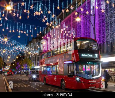 Londres, Royaume-Uni - décembre 2nd 2021 : les belles lumières de Noël sur Oxford Street à Londres, Royaume-Uni. Banque D'Images