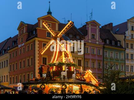 En début de soirée, des photos des marchés de Noël de l'ancienne place du marché de Wroclaw appelée Rynek. Banque D'Images
