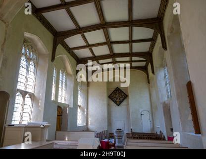Intérieur de la chapelle Saint-Nicolas, Gipping, Suffolk, Angleterre, Royaume-Uni vue de la nef et du tirell écloserie Banque D'Images