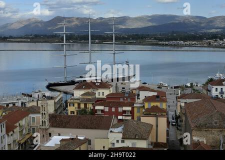 Paysage avec vue panoramique sur le luxueux yacht à voile Maltais Falcon amarré au port de Nafplio en Grèce. Banque D'Images