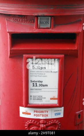 Gros plan, d'une boîte postale prioritaire Covid-19, coronavirus, pour une collecte rapide des tests de coronavirus.Rouge, EIIR Type B, Royal Mail, boîte aux lettres, boîte aux colonnes. Banque D'Images