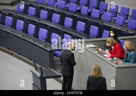 Berlin, Berlin-Tiergarten, Allemagne.8th décembre 2021.Berlin: Après les élections, le nouveau chancelier sera nommé par le président du Bundestag, BÃ¤rbel Bas, et assermenté devant le Bundestag.l'ancien ministre des Finances et vice-chancelier OLAF Scholz a été élu chancelier au Bundestag.OLAF Scholz a obtenu la majorité absolue des voix au Parlement.(Credit image: © Simone Kuhlmey/Pacific Press via ZUMA Press Wire) Banque D'Images