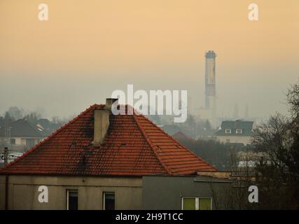 Toits, cheminées et fumée au-dessus de la ville le matin, jour d'automne.Crépuscule. Banque D'Images