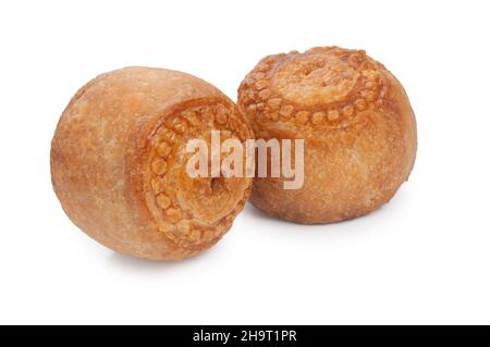 photo de studio de petits tourtes de porc coupées sur fond blanc - John Gollop Banque D'Images