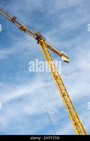 Grue à tour jaune contre un ciel bleu Banque D'Images
