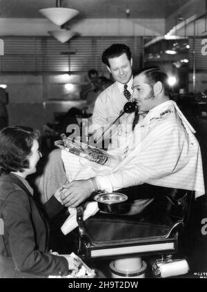 CLARK PIGNON au MGM Studios Barber Shop Candid pendant le tournage de PARNELL 1937 réalisateur / producteur JOHN M. STAHL jouer Elsie T. Schauffler scénario John Van Druten et S.N. Behrman robes Gilbert Adrian Metro Goldwyn Mayer Banque D'Images