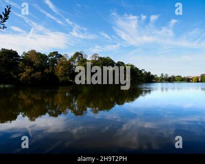 Vue sur le lac, Petersfield Heath, Hampshire, Royaume-Uni Banque D'Images