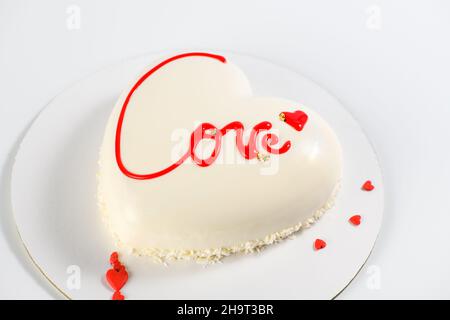 Un gâteau en forme de coeur.Mousse un gâteau léger en forme de coeur avec l'inscription amour sur fond gris.Saint-Valentin doux.Saint Valentin Banque D'Images