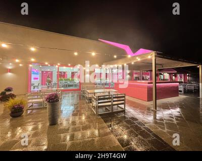 Terrasse d'un confortable café de style rétro la nuit Banque D'Images