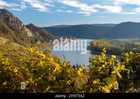 Paysage d'automne idyllique avec des vignes colorées, point de vue sur le magnifique village de Dürnstein et le danube, Wachau, Autriche Banque D'Images