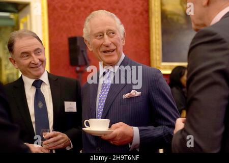 Le Prince de Galles (centre), s'entretient avec les invités lors d'une réception pour le prix Queen Elizabeth de l'ingénierie au Palais St James's à Londres.Date de la photo: Mercredi 8 décembre 2021. Banque D'Images