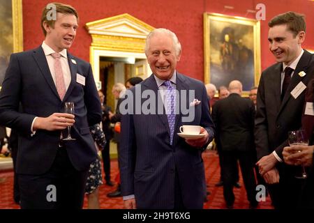 Le Prince de Galles (centre), s'entretient avec les invités lors d'une réception pour le prix Queen Elizabeth de l'ingénierie au Palais St James's à Londres.Date de la photo: Mercredi 8 décembre 2021. Banque D'Images