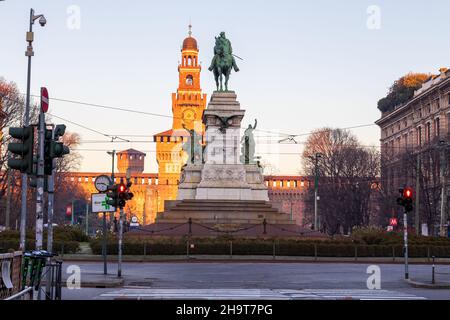 Milan, Lombardie, Italie - décembre 07 2021 : monument à Giuseppe Garibaldi, en arrière-plan le château de Sforza (ou Castello Sforzesco) Banque D'Images