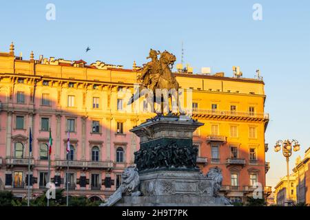 Milan, Lombardie, Italie - décembre 07 2021 : monument équestre du roi Vittorio Emanuele II Banque D'Images