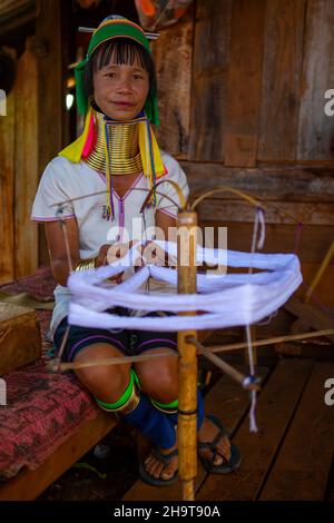Mandalay, Myanmar, 15 novembre 2016: Femme asiatique à col long Kayan Padaung en costume traditionnel.Minorité ethnique en Asie.Magnifique portrait de triba Banque D'Images