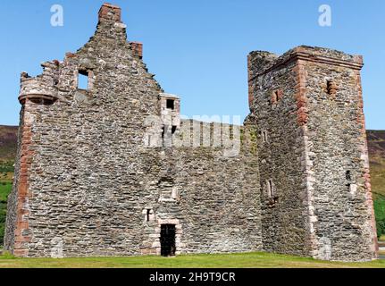 La ruine du château de Lochranza au milieu de Lochranza sur l'île d'Arran.Lochranza , Arran, North Ayrshire, Écosse - 21st juillet 2021 Banque D'Images