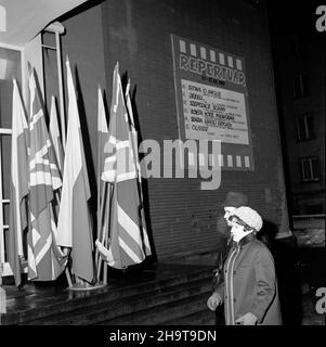 Varsovie, 1969-12-09.Première W kinie Skarpa filmu Bitwa o Angliê, wyœwietlanego W ramach Tygodnia Filmów Angielskich.Przybyli m.in. Re¿yser Lindsay Anderson, Susannah York, John Box oraz przewodnicz¹cy Zrzeszenia Producentów Filmowych Alexander Filson.wejœcie do kina Skarpa, afisz z repertuarem przegl¹du. kw PAP/Henryk RosiakVarsovie, le 9 décembre 1969.Première de la bataille d'Angleterre au cinéma Skarpa dans le cadre de la semaine du film britannique.Étaient présents le réalisateur Lindsay Anderson, Susannah York, John Box et le président de la film Producer Association Alexander Filson.Image Banque D'Images