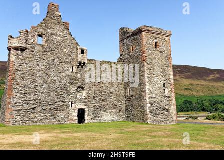 La ruine du château de Lochranza au milieu de Lochranza sur l'île d'Arran.Lochranza , Arran, North Ayrshire, Écosse - 21st juillet 2021 Banque D'Images